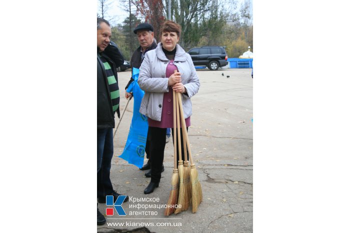 В Симферополе провели субботник по расчистке Гагаринского парка