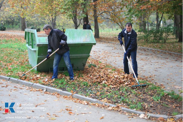 В Симферополе провели субботник по расчистке Гагаринского парка