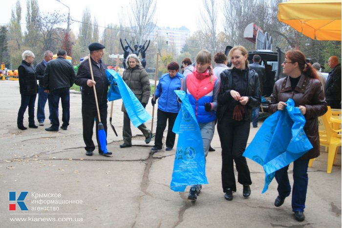 В Симферополе провели субботник по расчистке Гагаринского парка