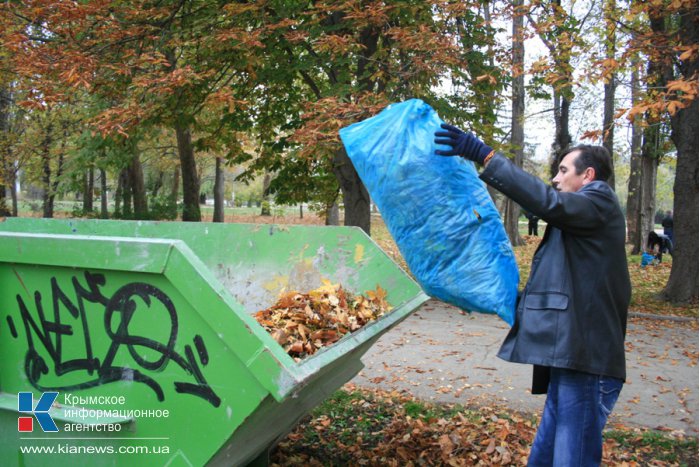 В Симферополе провели субботник по расчистке Гагаринского парка