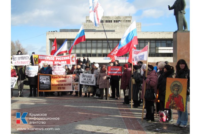 В Симферополе в знак протеста сожгли флаг ЕС