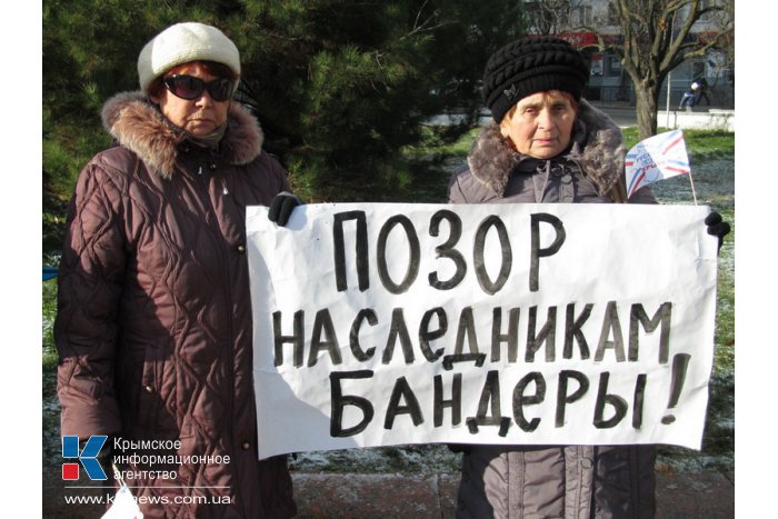 В Симферополе в знак протеста сожгли флаг ЕС