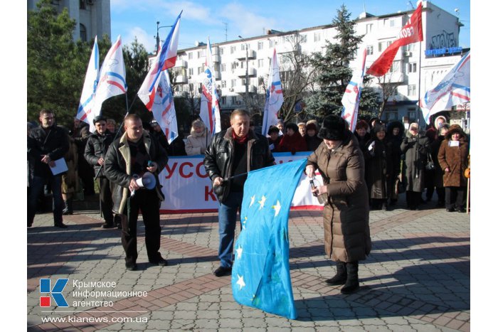 В Симферополе в знак протеста сожгли флаг ЕС