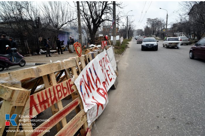 В Симферополе у места дислокации «Беркута» дежурят отряды самообороны