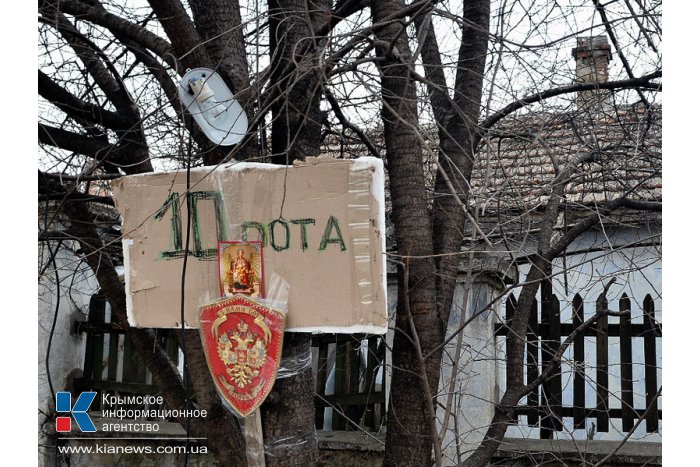 В Симферополе у места дислокации «Беркута» дежурят отряды самообороны