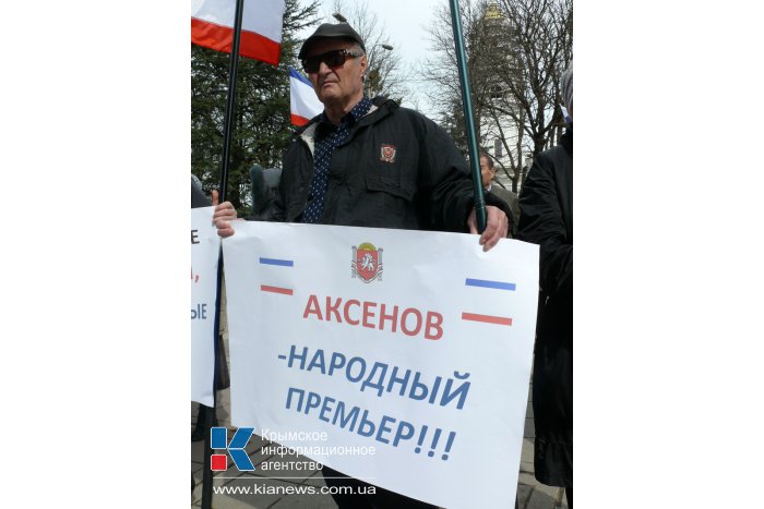 В Симферополе проходит митинг в поддержку референдума