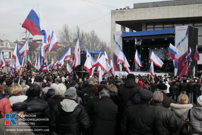 В Симферополе провели митинг в поддержку референдума и воссоединения с Россией 