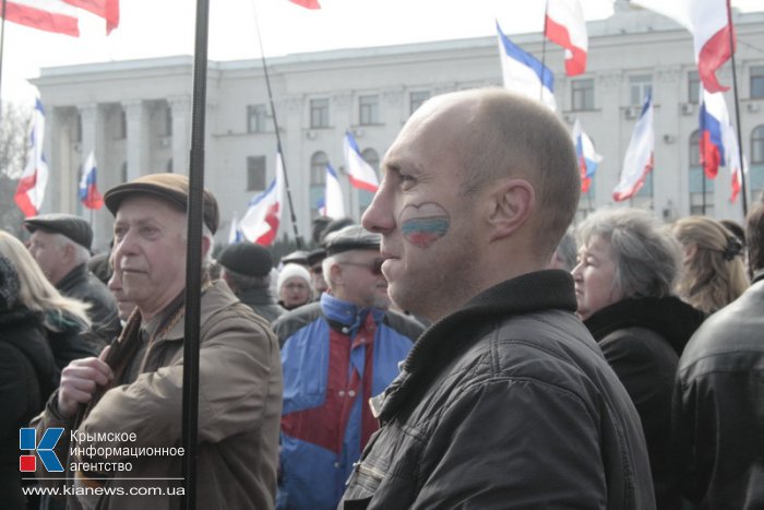 В Симферополе провели митинг в поддержку референдума и воссоединения с Россией 