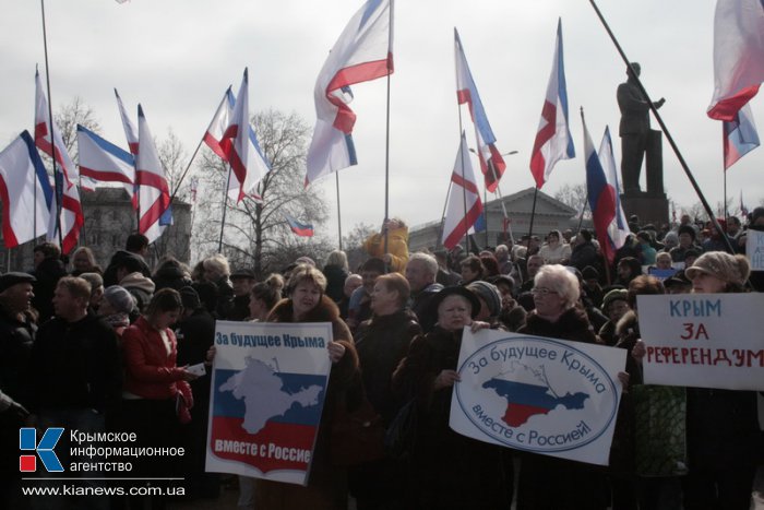 В Симферополе провели митинг в поддержку референдума и воссоединения с Россией 