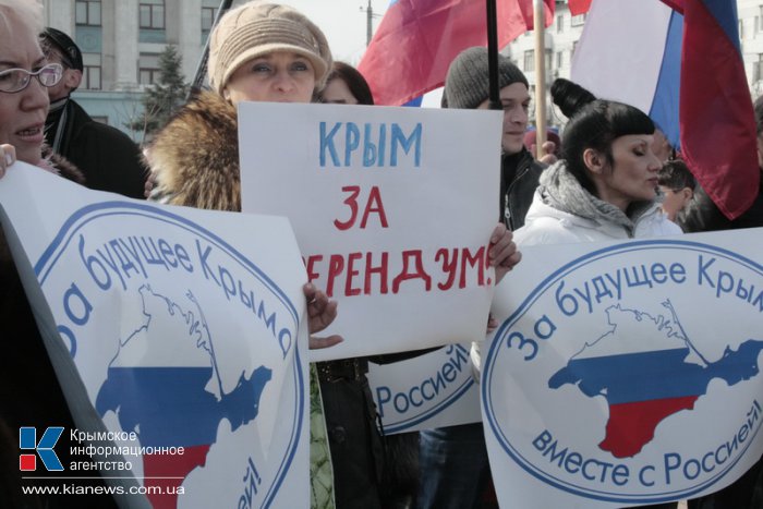 В Симферополе провели митинг в поддержку референдума и воссоединения с Россией 