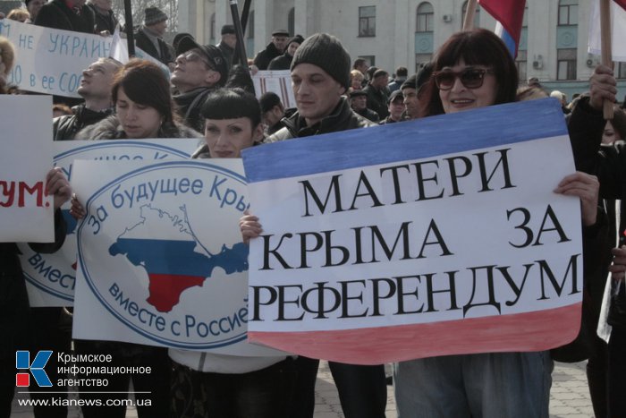 В Симферополе провели митинг в поддержку референдума и воссоединения с Россией 