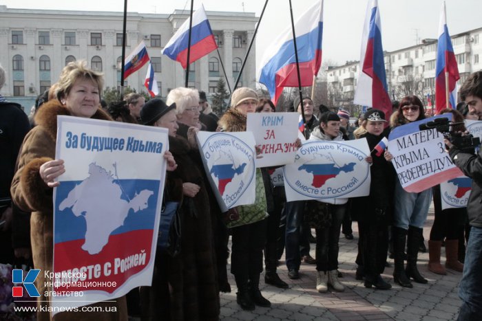 В Симферополе провели митинг в поддержку референдума и воссоединения с Россией 