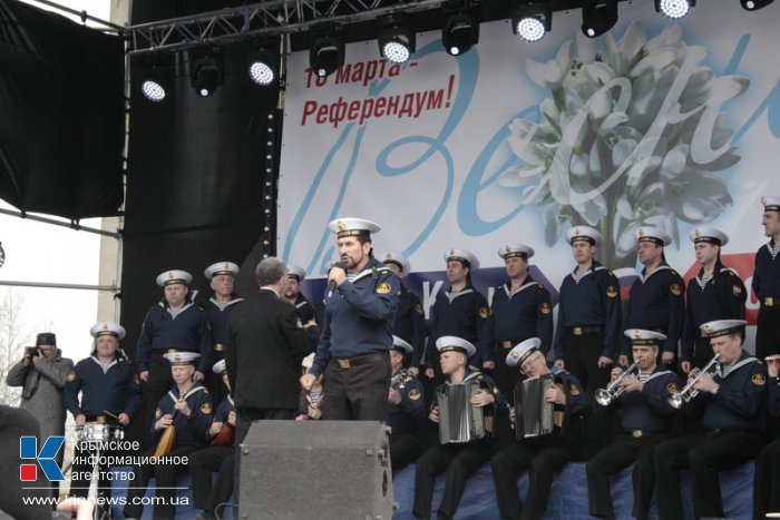 В Симферополе провели митинг в поддержку референдума и воссоединения с Россией 