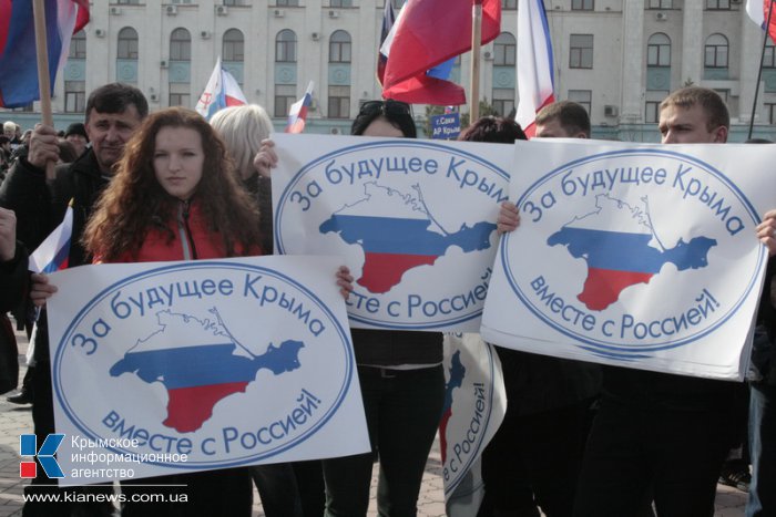 В Симферополе провели митинг в поддержку референдума и воссоединения с Россией 