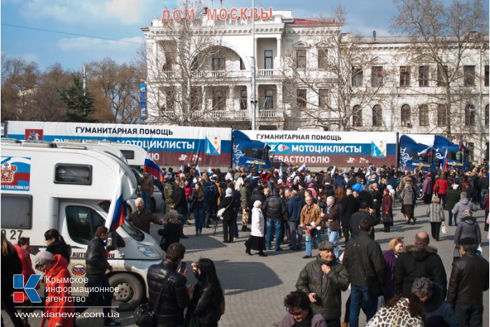 В Севастополе встретили автопоезд с гуманитарной помощью