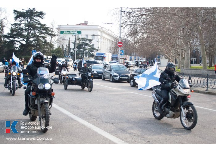 В Севастополе встретили автопоезд с гуманитарной помощью