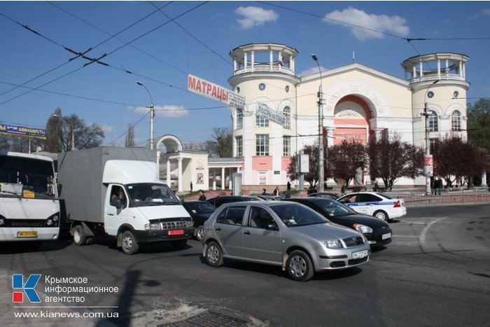 На дорогах Крыма водителям разъясняют новые правила движения