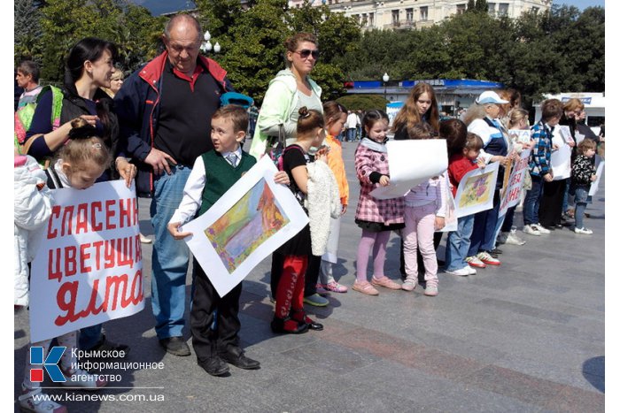 В Ялте провели акцию «Живая цепь»