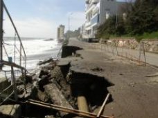Набережная, К ремонту разрушенной набережной в Алуште будут привлекать здравницы, пляжи которых повредил шторм