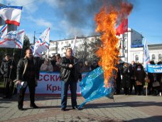 политическая ситуация в Украине, В Симферополе в знак протеста сожгли флаг ЕС
