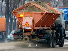 Подготовка к зиме, На дороги Крыма высыпали почти тысячу тонн песка и соли