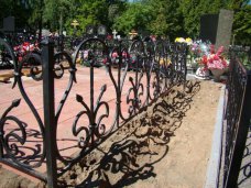 В Симферополе задержали бездомного, воровавшего оградки с кладбища
