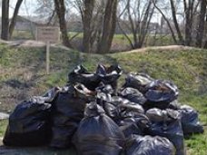Севастопольские спасатели очистили от мусора прибрежную зону