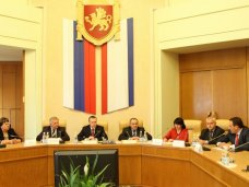Муниципалитеты должны вести открытый диалог с крымчанами и безотлагательно решать вопросы людей - Константин Бахарев