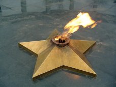 В Республике Крым запылали отреставрированные мемориалы «Вечный огонь»